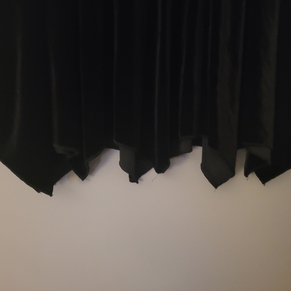 HOT TOPIC Batwing Hem Black Velvet Skirt - Picture 7 of 11